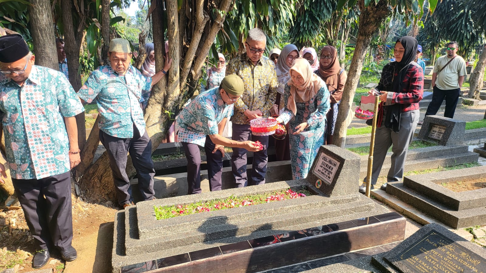 DEKOPINDA Kota Bogor Gelar Ziarah ke Makam Perintis Koperasi, Teguhkan Semangat Melanjutkan Perjuangan
