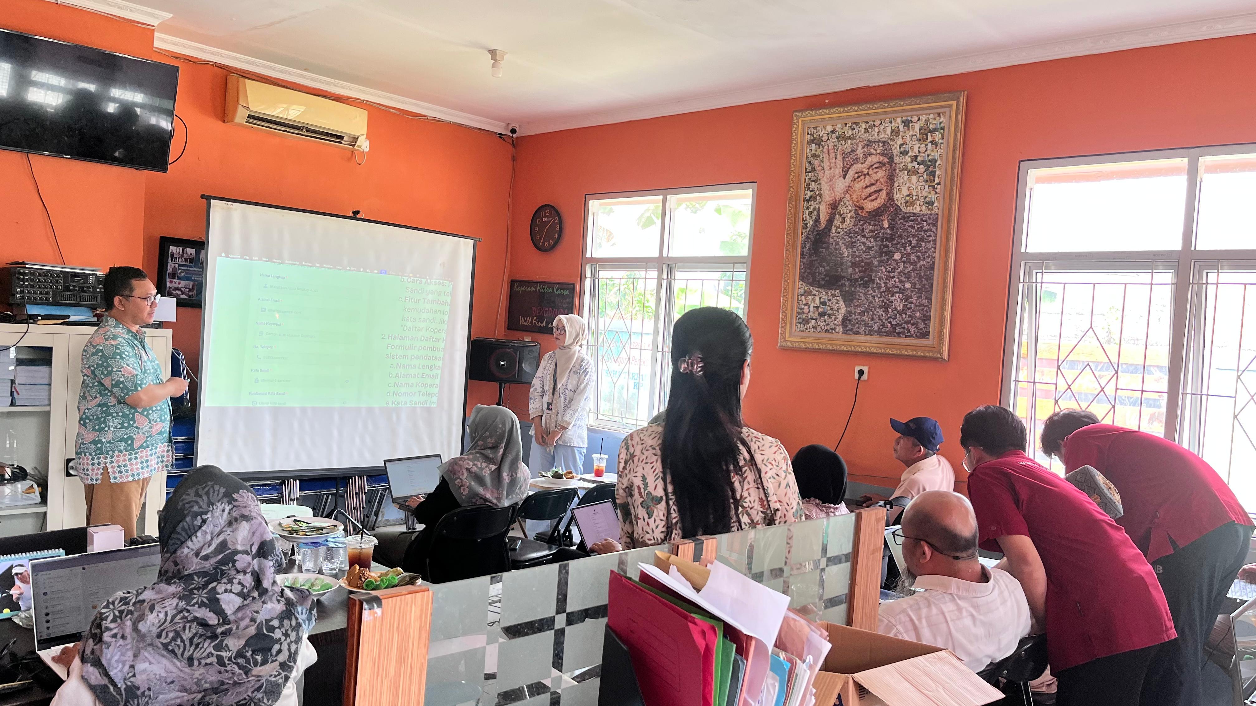 Pelatihan website dan entry data koperasi